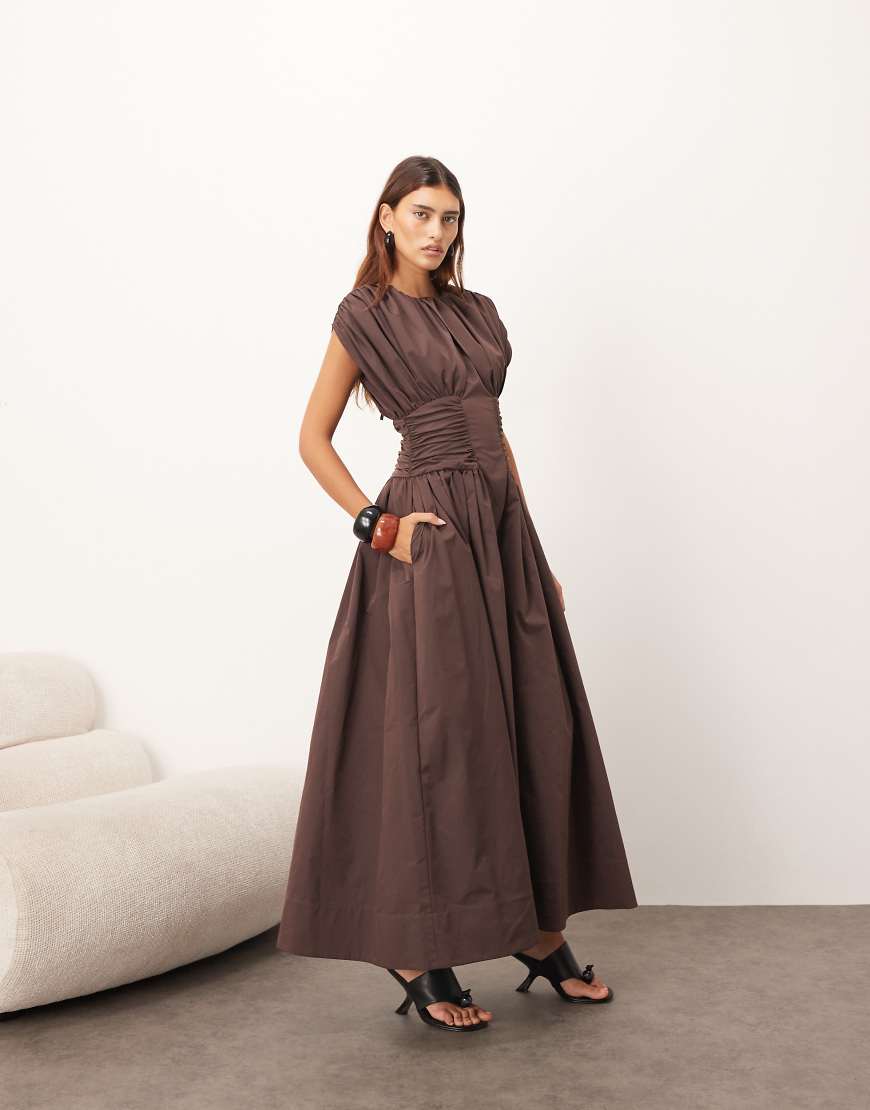 ARRANGE - Gerafftes Maxikleid in Schokobraun mit weitem Rock und betonter Taille-Brown von ARRANGE