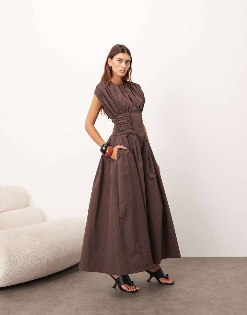 ARRANGE - Gerafftes Maxikleid in Schokobraun mit weitem Rock und betonter Taille-Brown von ARRANGE