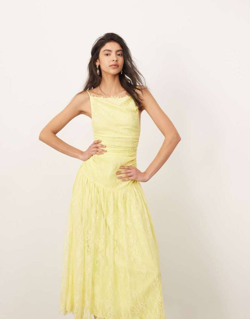 ARRANGE - Gerafftes Midikleid in Zitronengelb mit Spitze und tief angesetzter Taillennaht von ARRANGE
