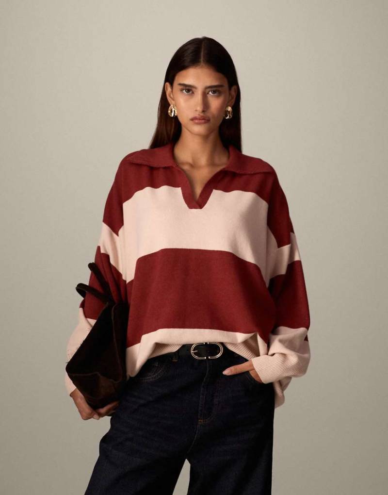 ARRANGE - Kompakter Oversize-Strickpullover in Rot und Cremeweiß gestreift mit Rugby-Kragen von ARRANGE