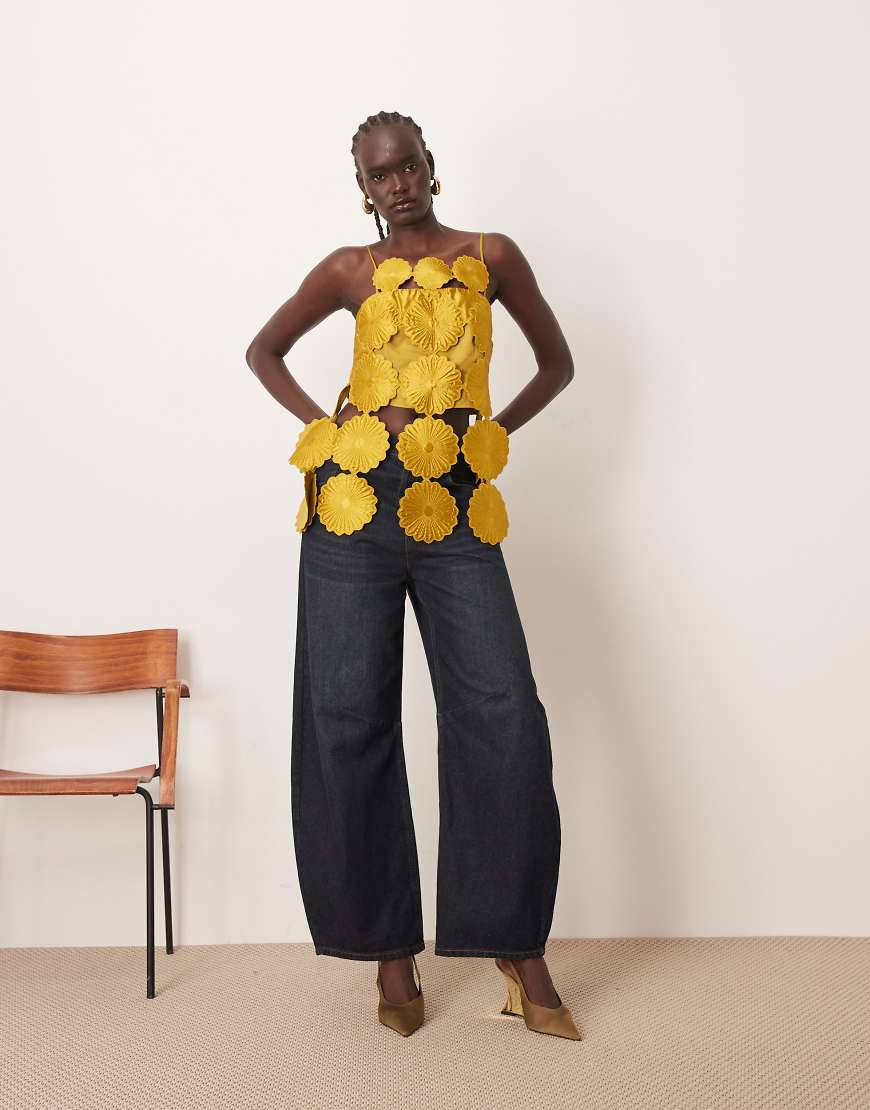 ARRANGE - Goldfarbenes Midikleid mit Fransensaum und Blumen-Lochstickerei-Grün von ARRANGE