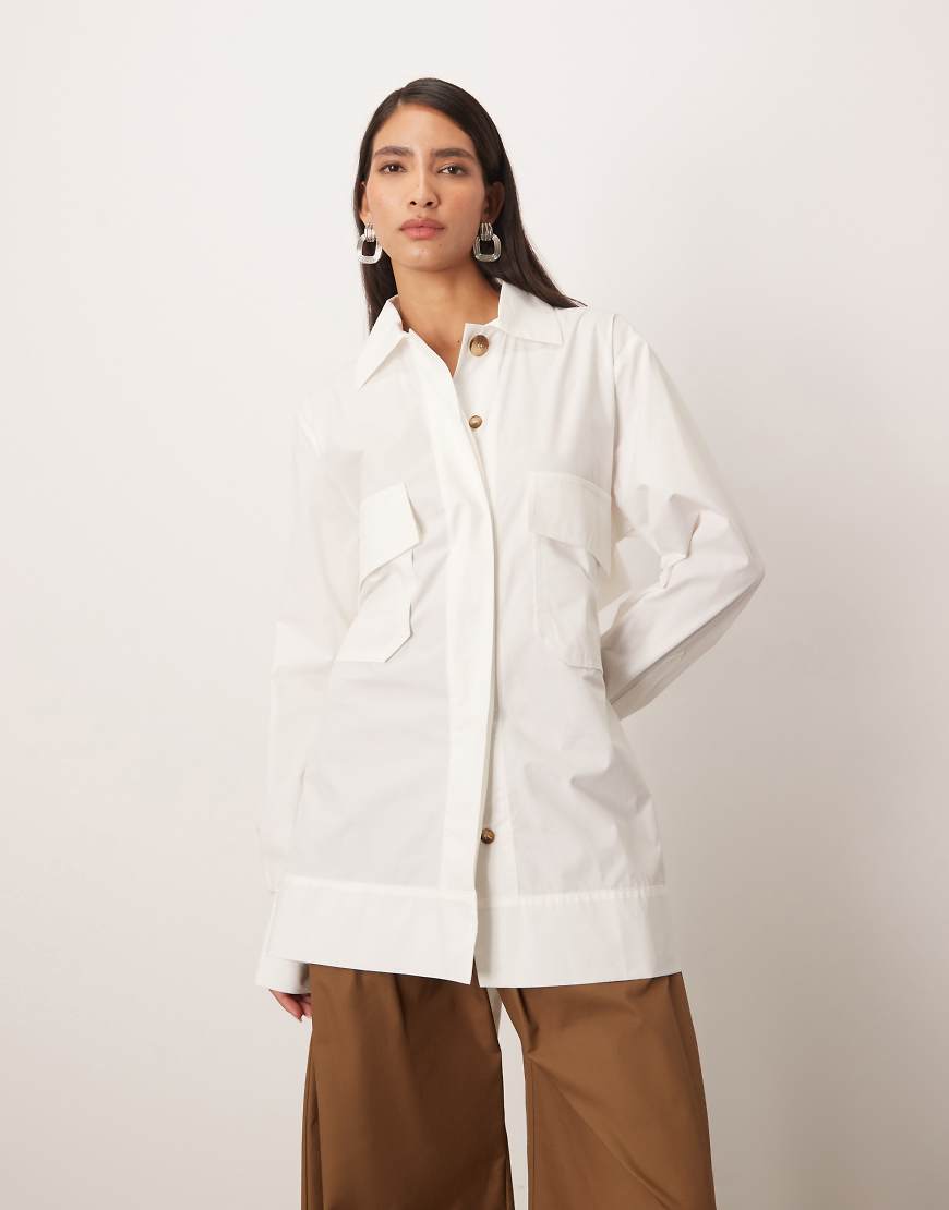 ARRANGE - Hemdbluse in Weiß mit Rückenschleife und Cargotaschen von ARRANGE