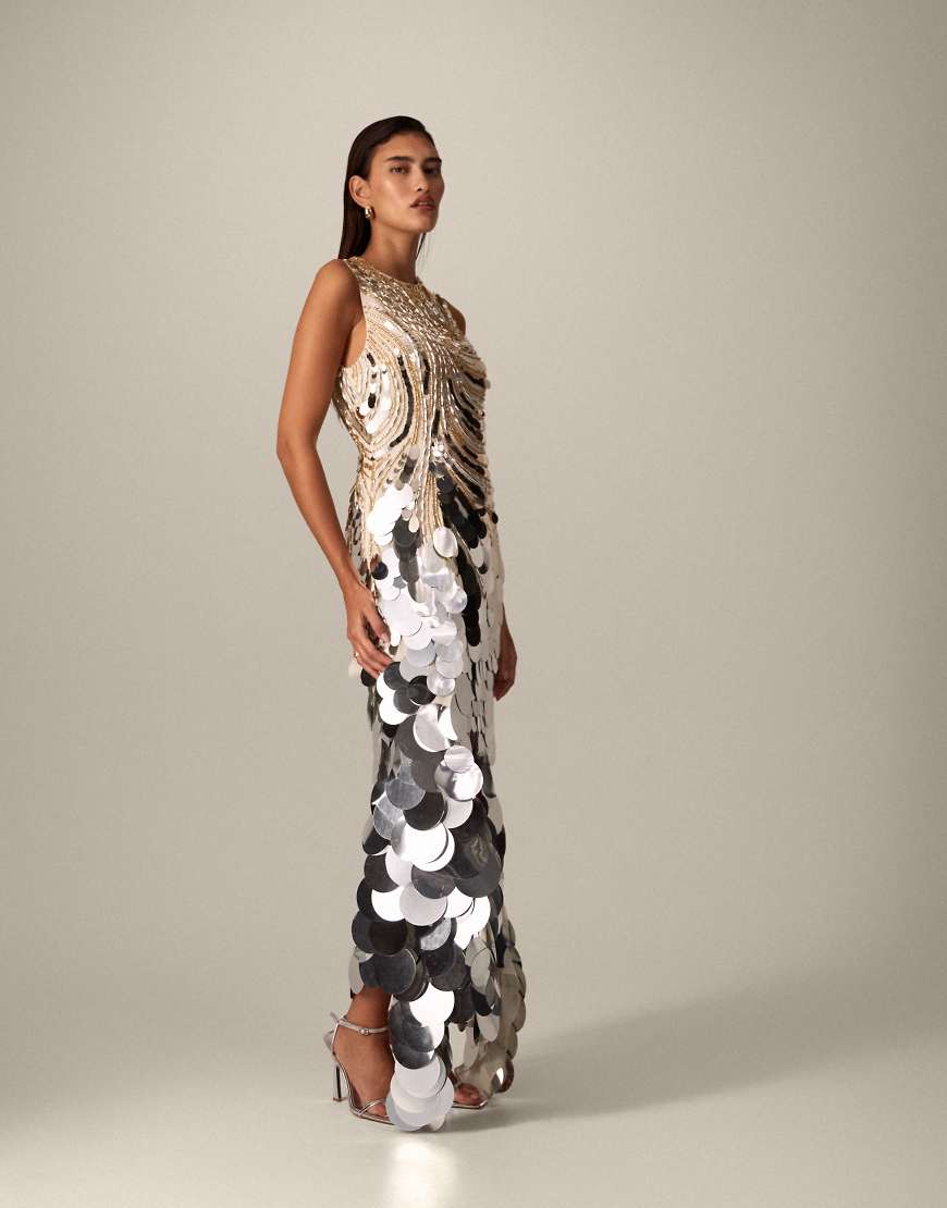 ARRANGE - Hochgeschlossenes Maxikleid mit wellenförmigen linearen Verzierungen und eckigem Saum-Goldfarben von ARRANGE