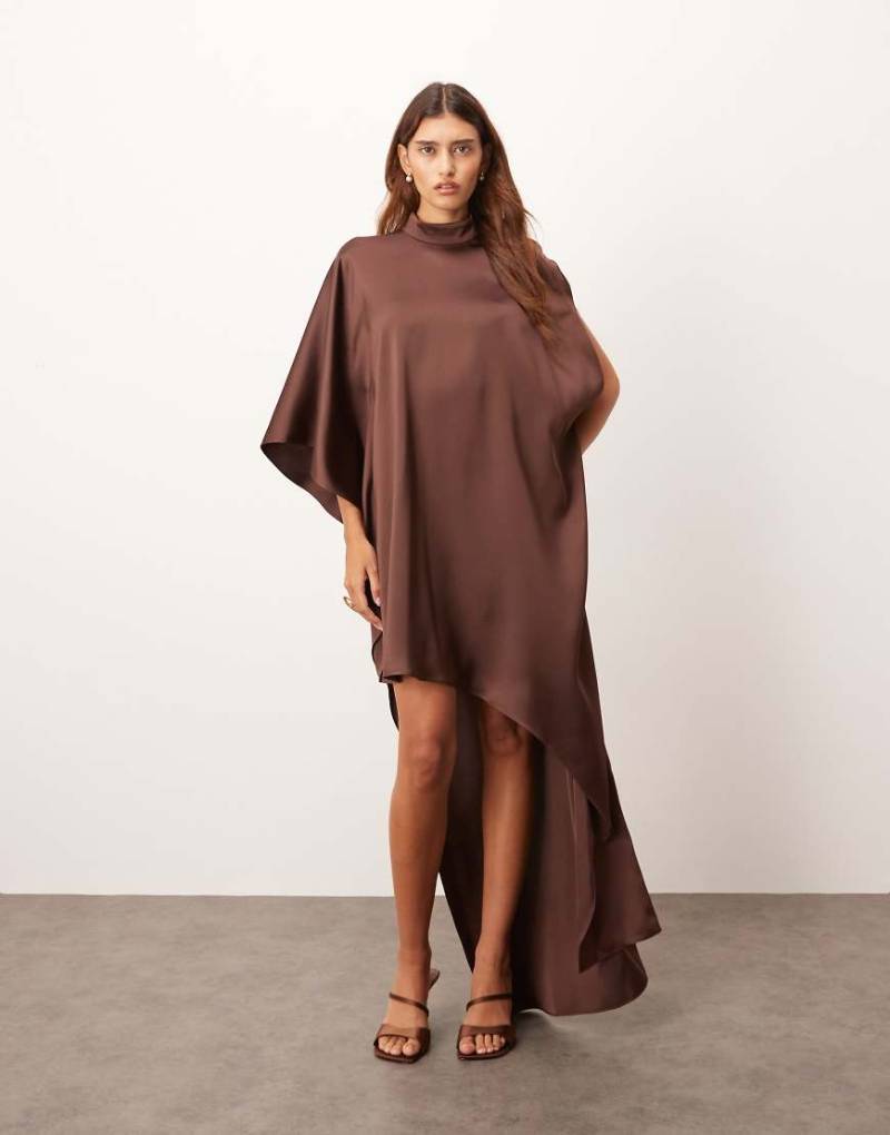 ARRANGE - Hochgeschlossenes Minikleid in Schokobraun mit Cape-Ärmeln und asymmetrischem Saum-Brown von ARRANGE