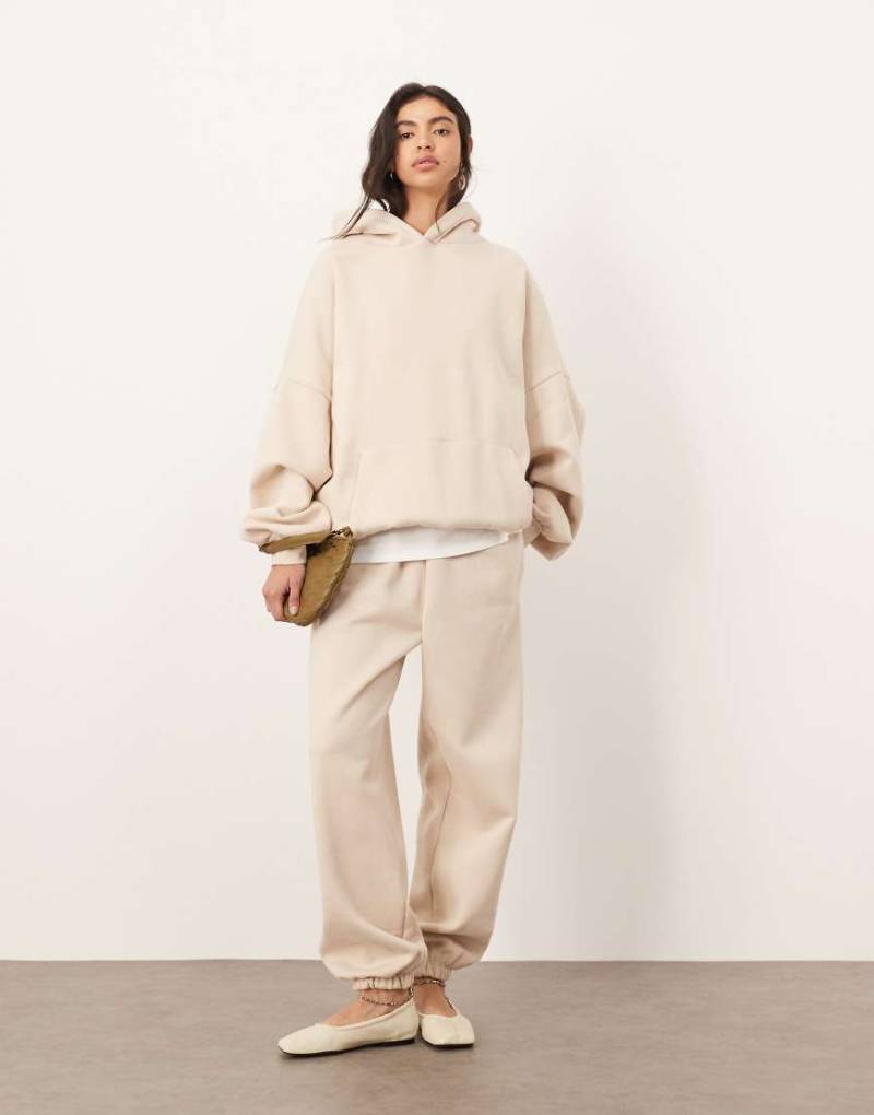 ARRANGE - Hochwertige, schwere Oversize-Jogginghose in Hellbeige mit Bündchen-Neutral von ARRANGE