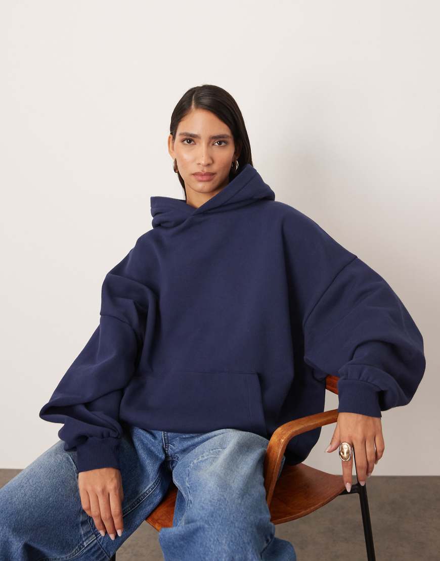 ARRANGE - Hochwertiger Oversize-Kapuzenpullover aus schwerem Stoff in Marineblau von ARRANGE