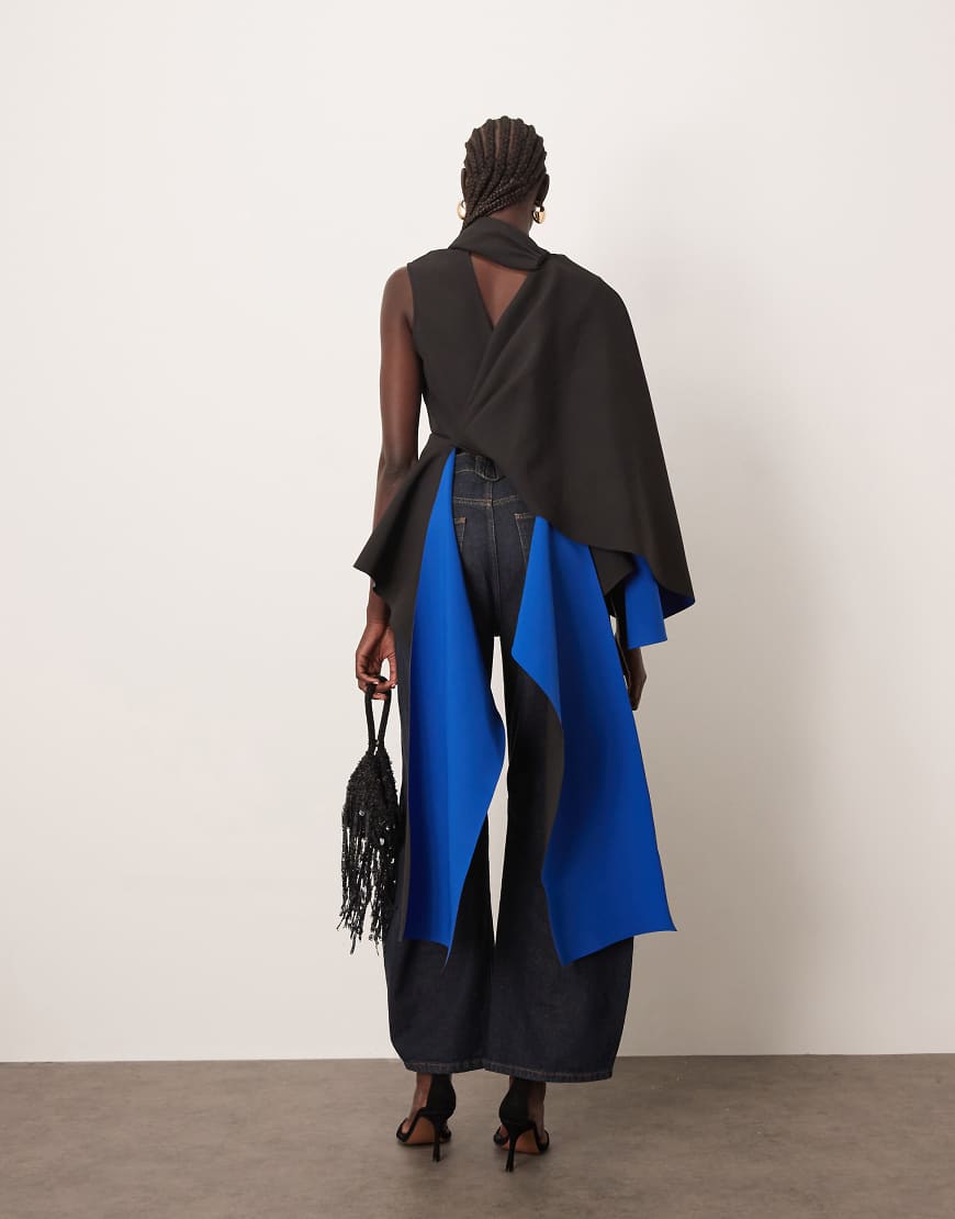 ARRANGE - Hochwertiges, drapiertes Oberteil aus verstärktem Crepe-Stoff in Schwarz mit Kontrastdetail von ARRANGE