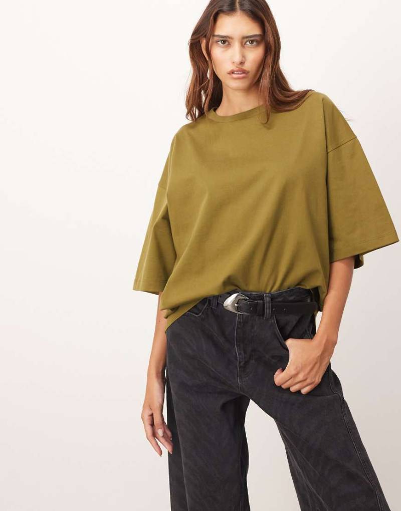 ARRANGE - Hochwertiges Oversize-T-Shirt aus schwerem Stoff in Khaki-Grün von ARRANGE