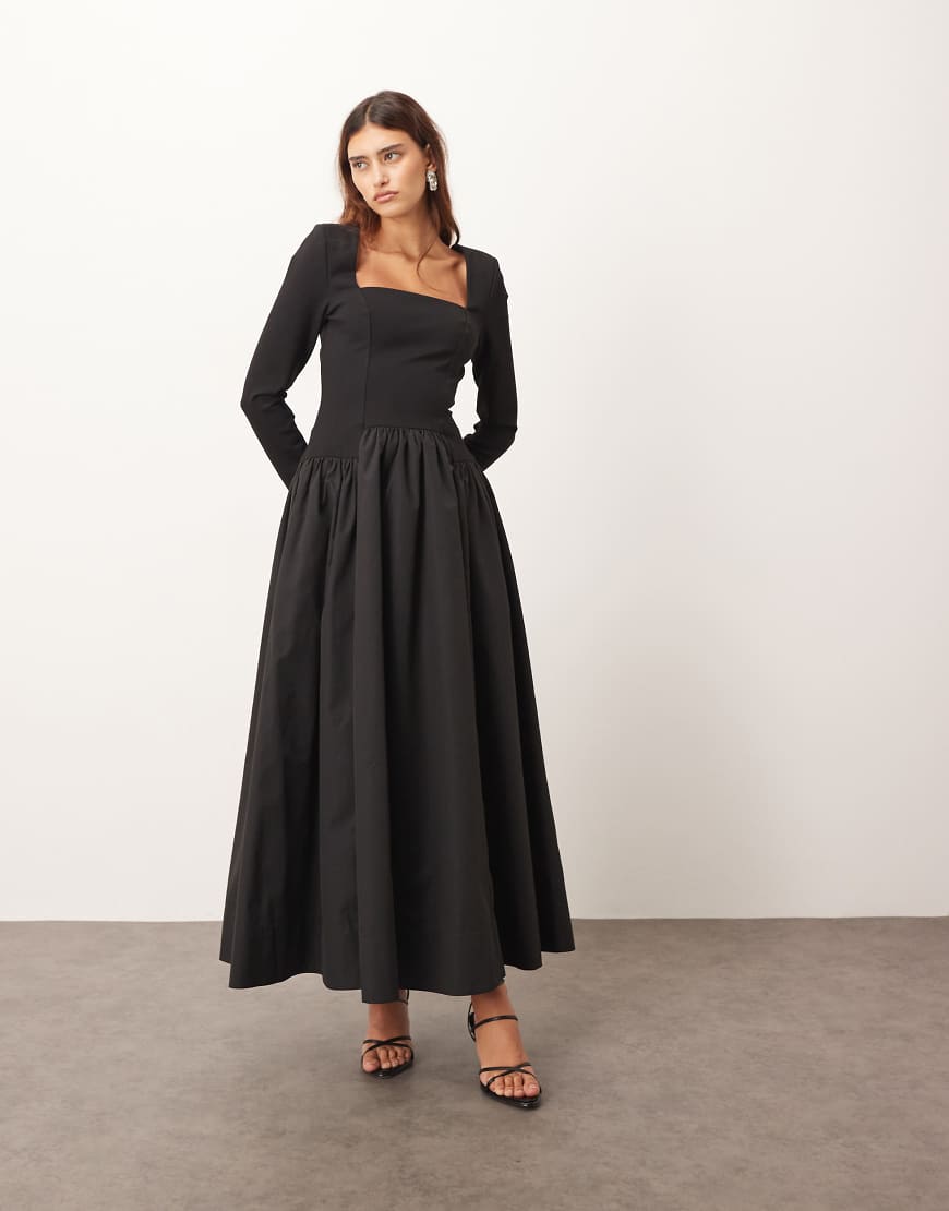 ARRANGE - Hybrid-Maxikleid in Schwarz mit eckigem Ausschnitt und weitem Rock von ARRANGE