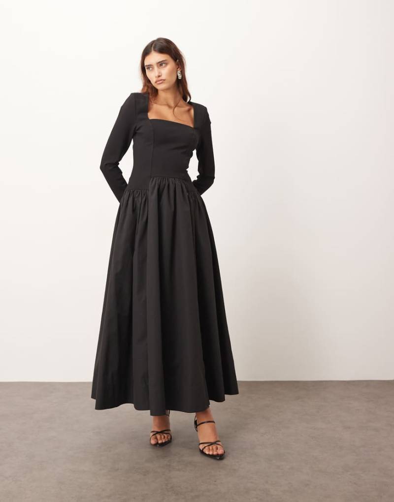 ARRANGE - Hybrid-Maxikleid in Schwarz mit eckigem Ausschnitt und weitem Rock von ARRANGE
