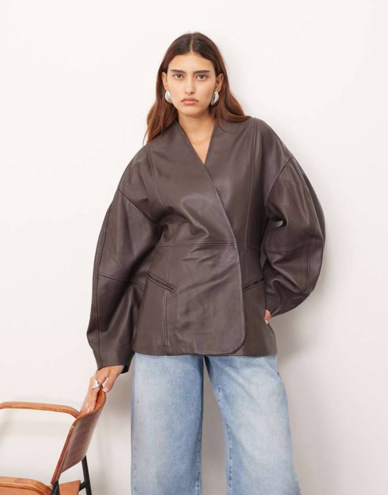 ARRANGE - Jacke aus weichem Leder in Schokobraun mit betonter Taille und eiförmigen Ärmeln-Brown von ARRANGE