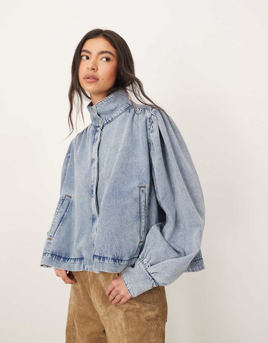 ARRANGE - Kastige Jeans-Hemdjacke in verwaschenem Hellblau mit Ballonärmeln und Knopfleiste von ARRANGE