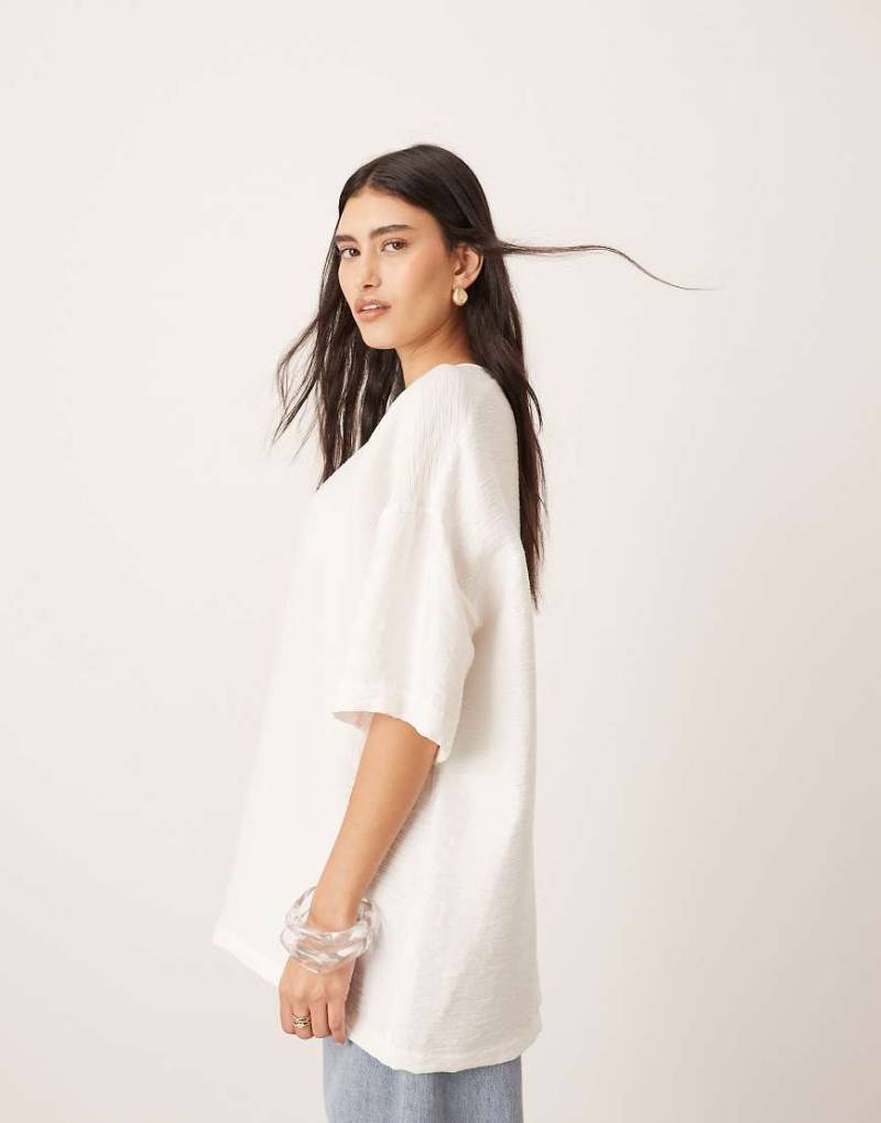 ARRANGE - Kastiges Oversize-T-Shirt aus strukturiertem Gewebe in Weiß von ARRANGE