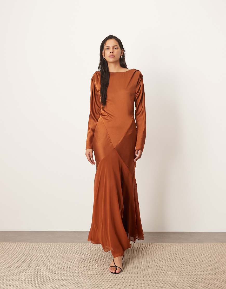 ARRANGE - Langärmliges Maxikleid im Mix-Stil in Karamellbraun mit verdrehtem Detail an der Schulter ARRANGE - Langärmliges Maxikleid im Mix-Stil in Karamellbraun mit verdrehtem Detail an der Schulter von ARRANGE