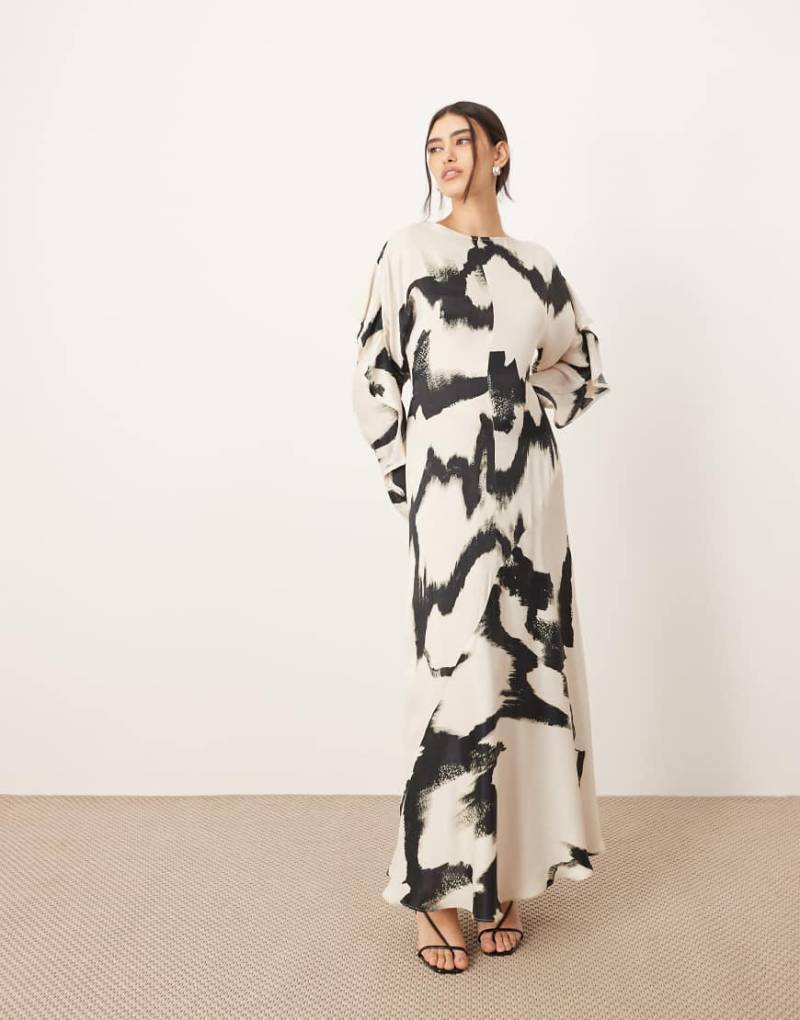 ARRANGE - Langärmliges Maxikleid mit gerüschtem Rückenausschnitt und abstraktem Muster in Schwarz-Weiß-Bunt von ARRANGE