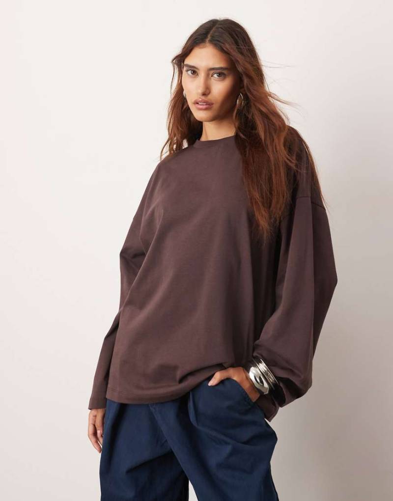 ARRANGE - Langärmliges Oversize-T-Shirt in Schokobraun aus Baumwolle-Brown ARRANGE - Langärmliges Oversize-T-Shirt in Schokobraun aus Baumwolle-Brown von ARRANGE
