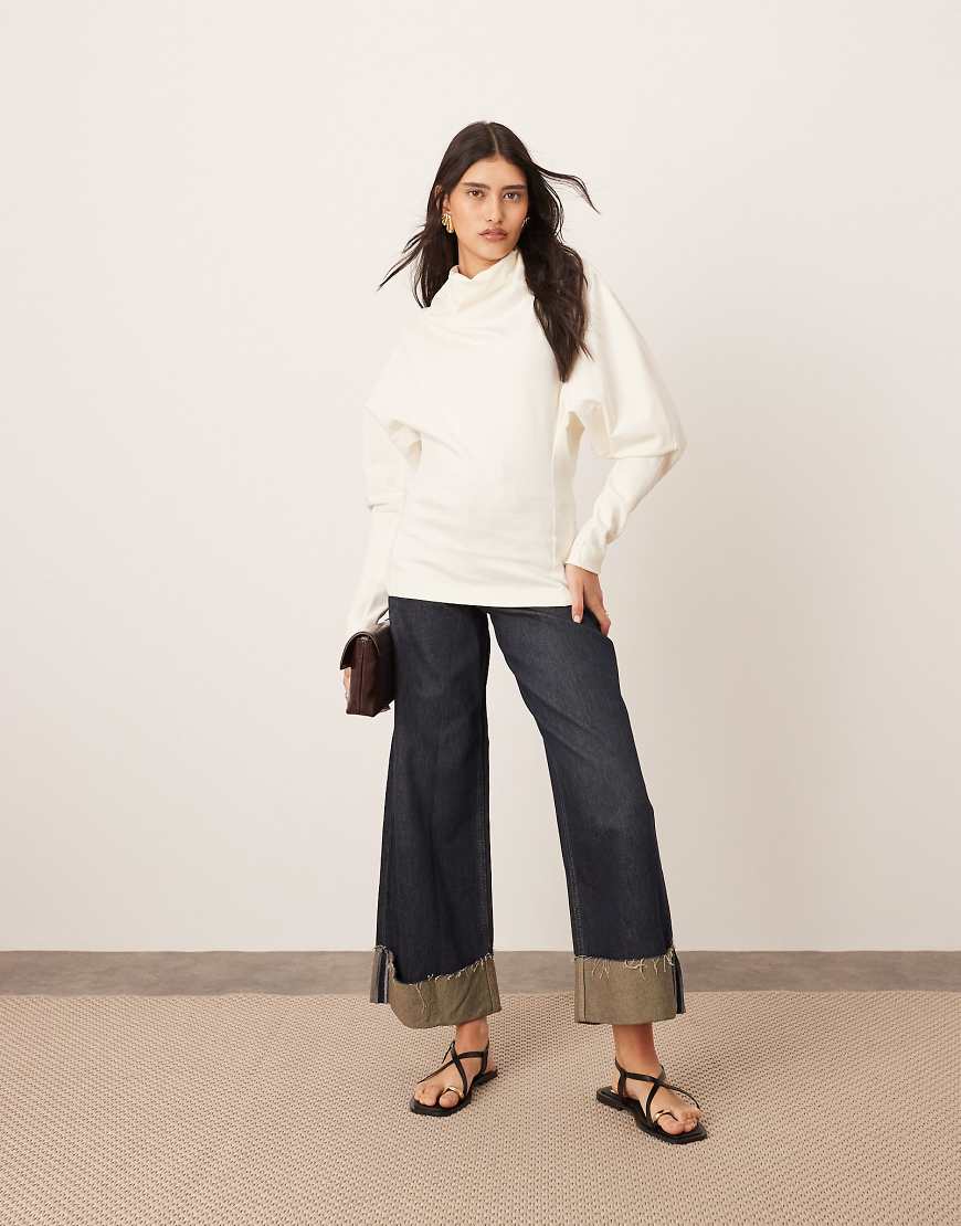 ARRANGE - Longline-Oberteil aus Jersey in Cremeweiß mit skulpturalem Design von ARRANGE