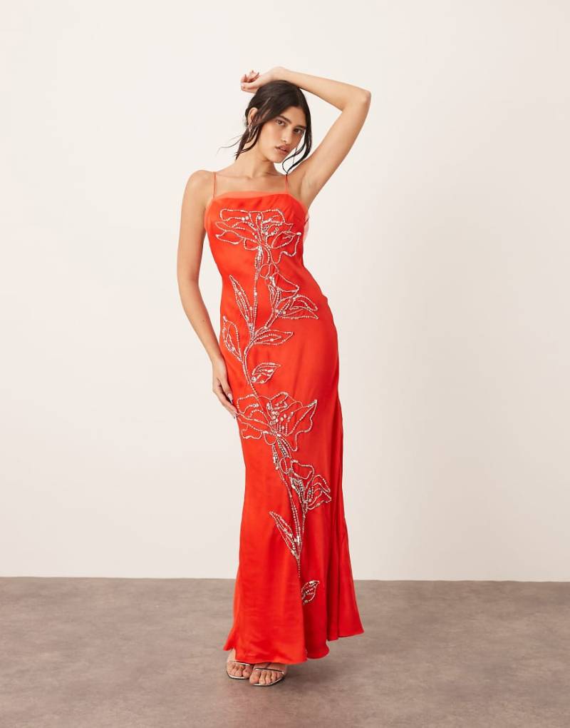 ARRANGE - Maxi-Trägerkleid in Rot mit Blumenverzierung und tiefem Rückenausschnitt von ARRANGE