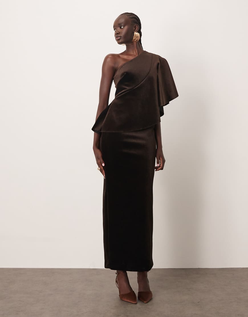 ARRANGE - Maxikleid aus Samt in Schokobraun mit One-Shoulder-Oberteil-Brown von ARRANGE