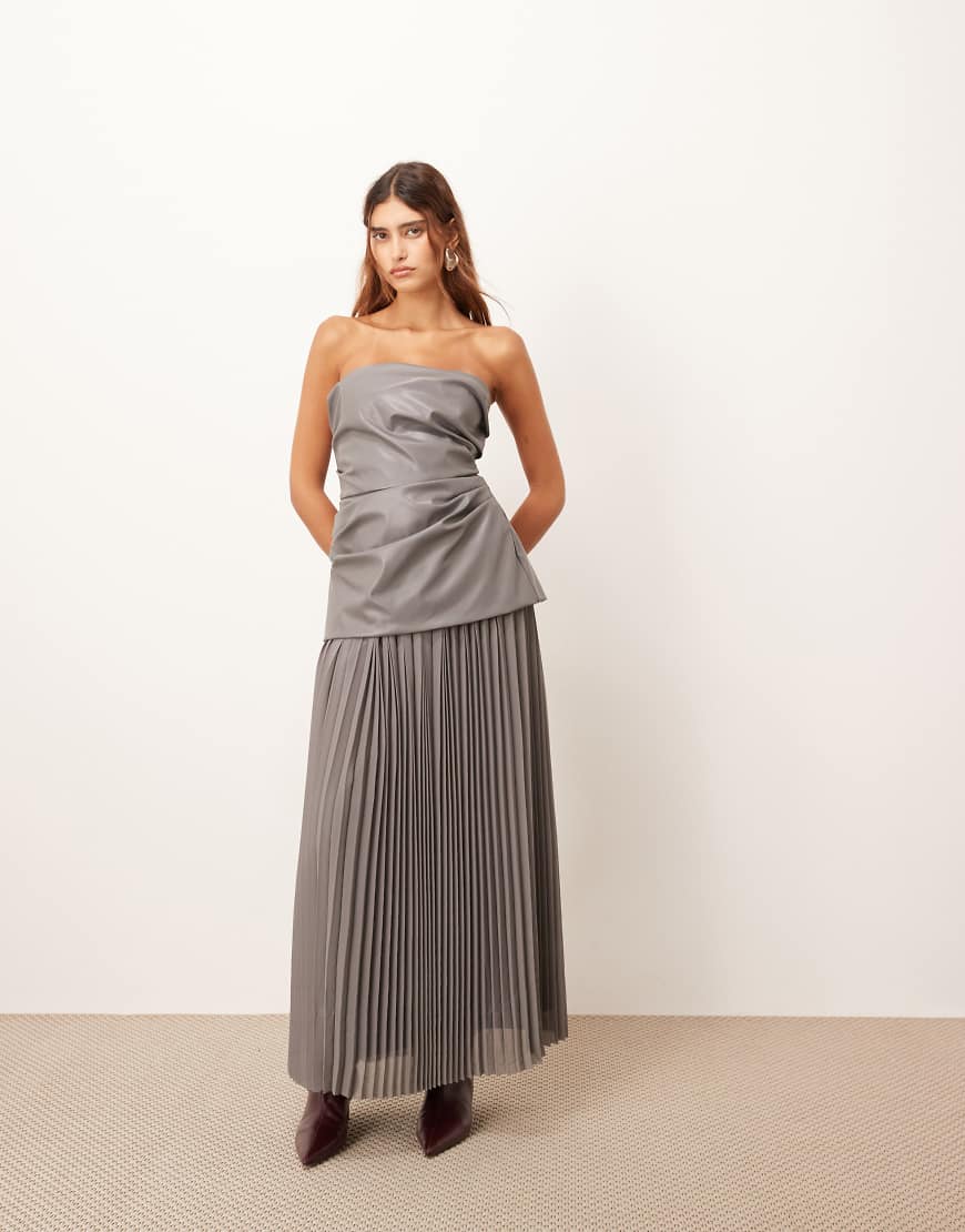 ARRANGE - Maxikleid in Dunkelgrau mit Plisseerock und Oberteil aus PU ARRANGE - Maxikleid in Dunkelgrau mit Plisseerock und Oberteil aus PU von ARRANGE