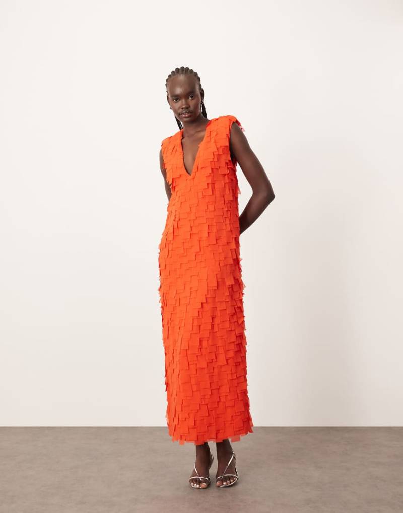 ARRANGE - Maxikleid in Rot mit lasergeschnittenem Design, tiefem Ausschnitt, Schulterpolstern und Taschen von ARRANGE