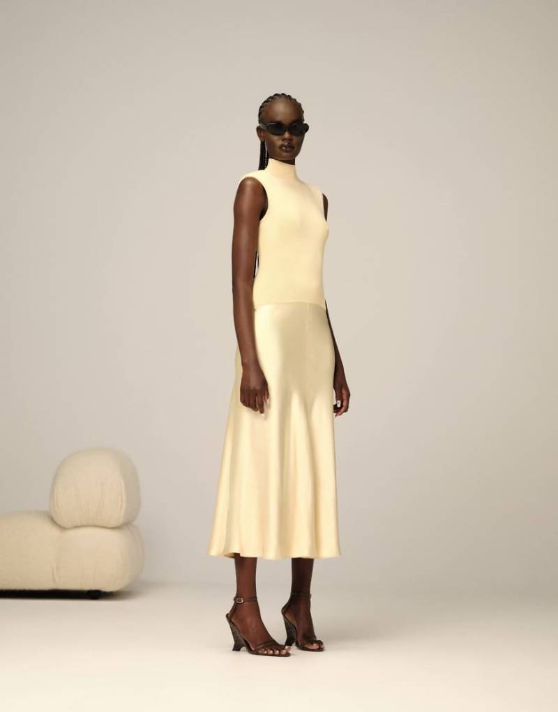 ARRANGE - Midikleid in Buttermilchgelb mit tiefer Taille, Strickoberteil und Rock aus Satin-Neutral von ARRANGE