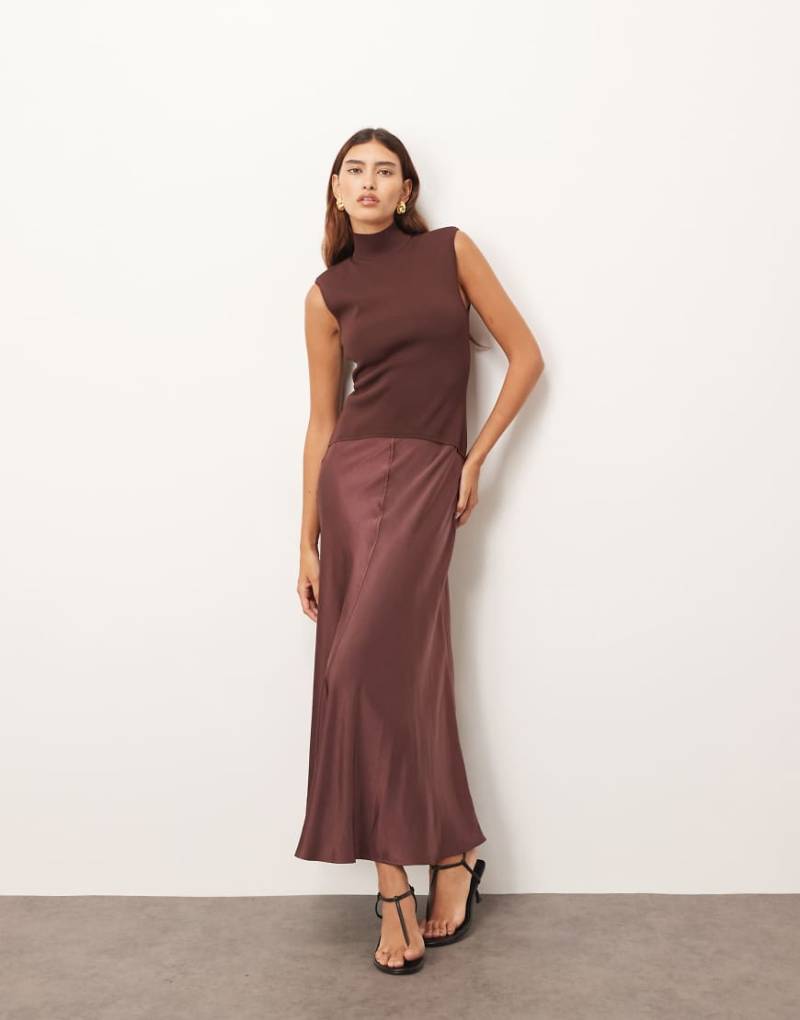 ARRANGE - Midikleid in Schokobraun mit tiefer Taille, Strickoberteil und Rock aus Satin-Brown von ARRANGE