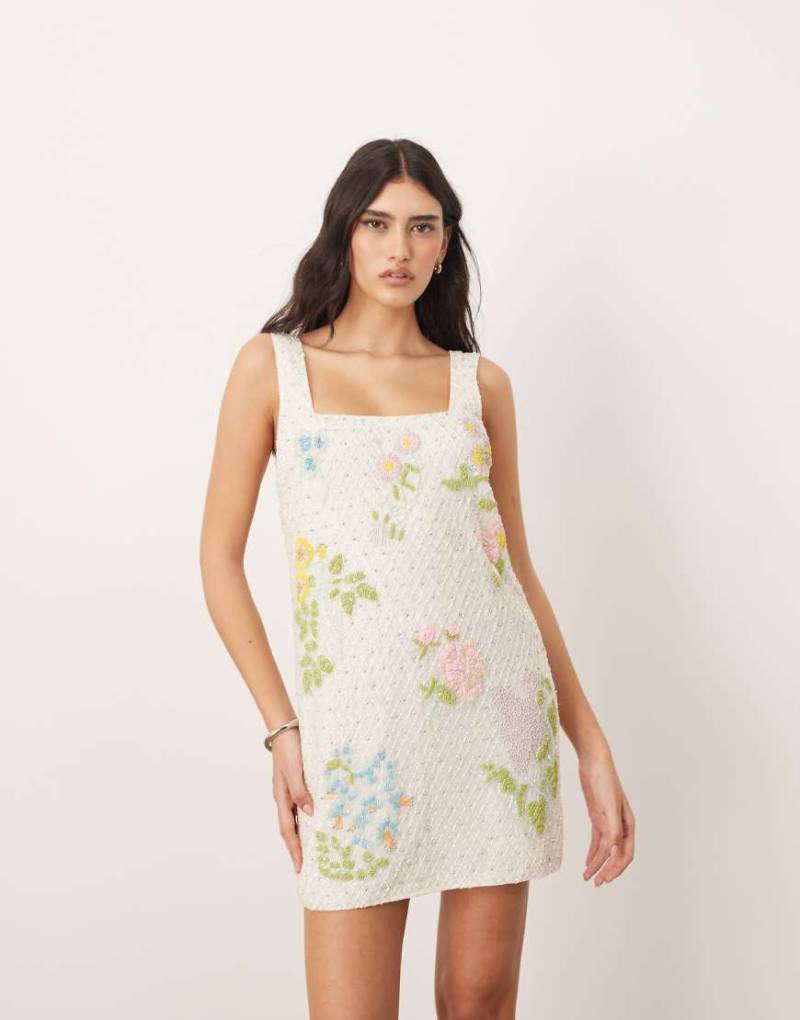 ARRANGE - Minikleid in Weiß mit eckigem Ausschnitt und Blumenmuster mit Perlenverzierung von ARRANGE