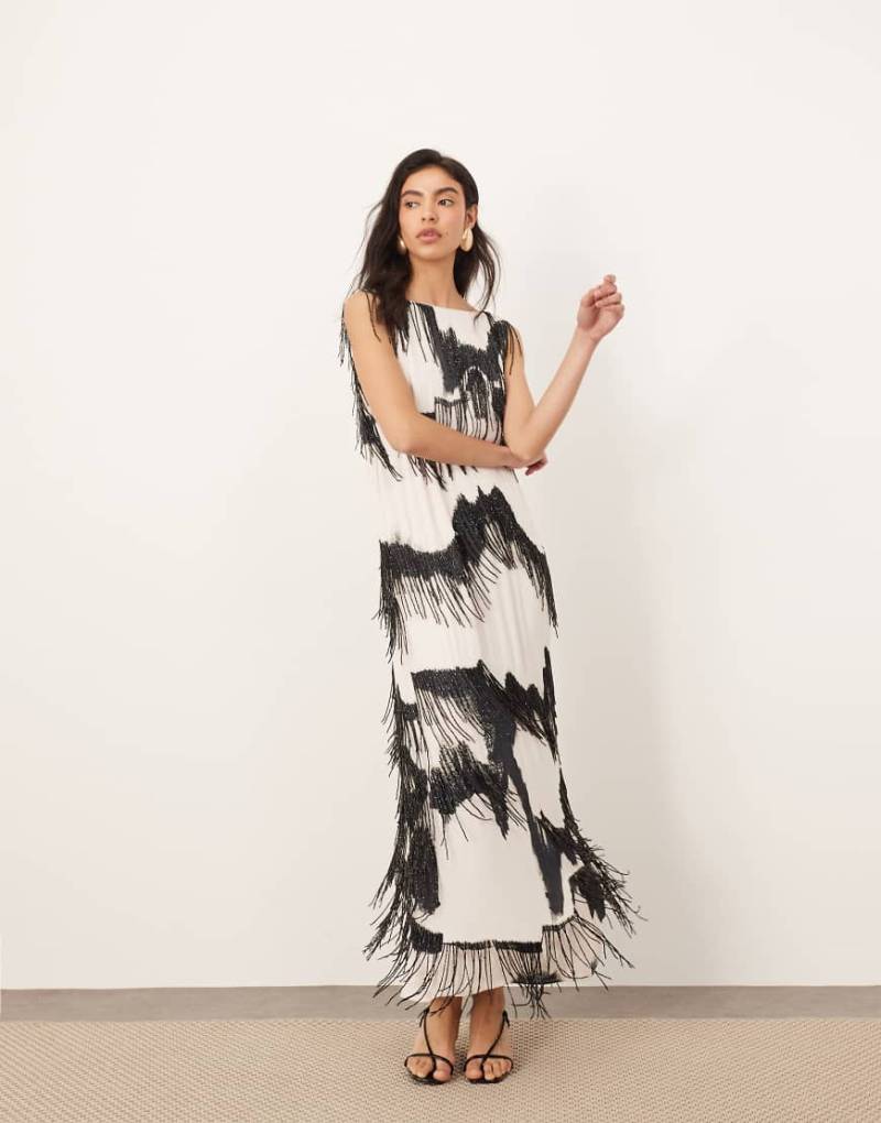 ARRANGE - Minimalistisches, gerade geschnittenes Midikleid mit Print in Weiß und Fransenverzierung in Schwarz-Bunt von ARRANGE