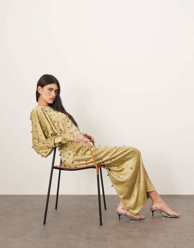 ARRANGE - Mit Kugeln verziertes Maxikleid in Grün mit Rückenausschnitt und verstärkter Schulterpartie von ARRANGE