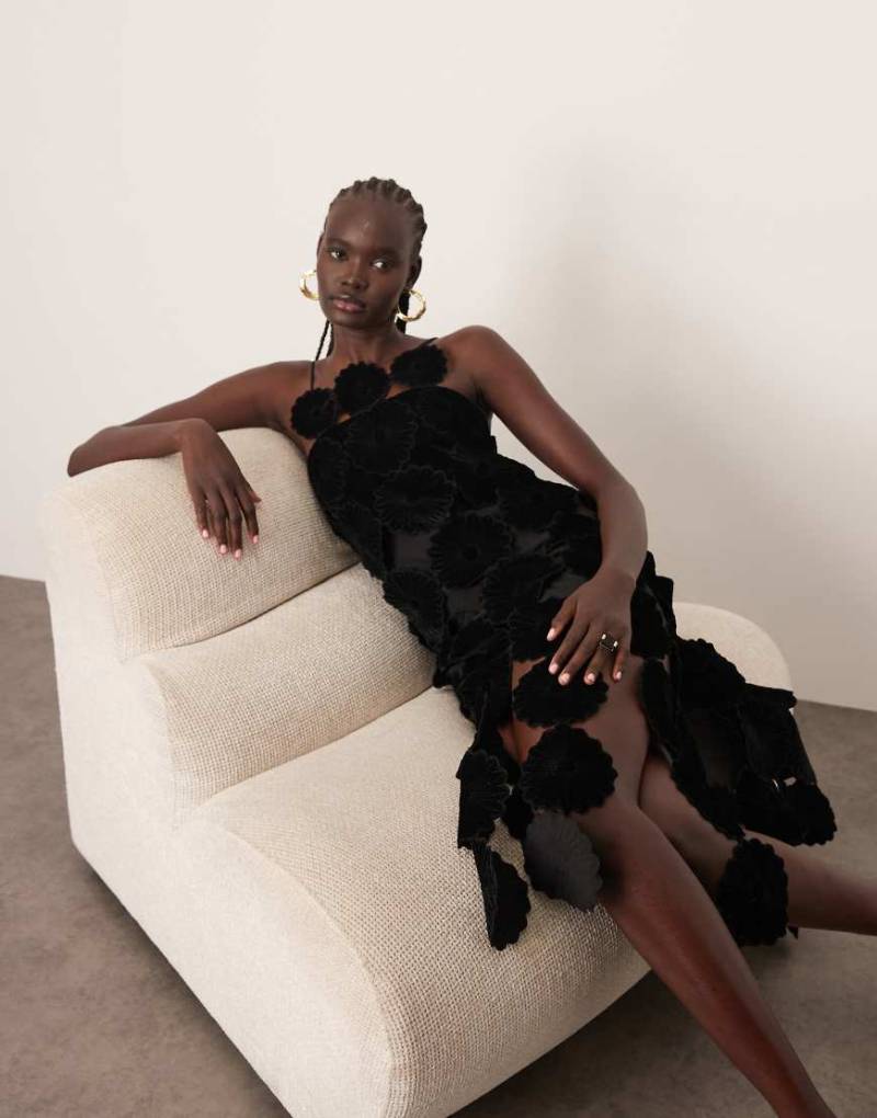 ARRANGE - Neckholder-Midikleid aus Samt in Schwarz mit Zierausschnitten in floraler Optik und Fransensaum von ARRANGE