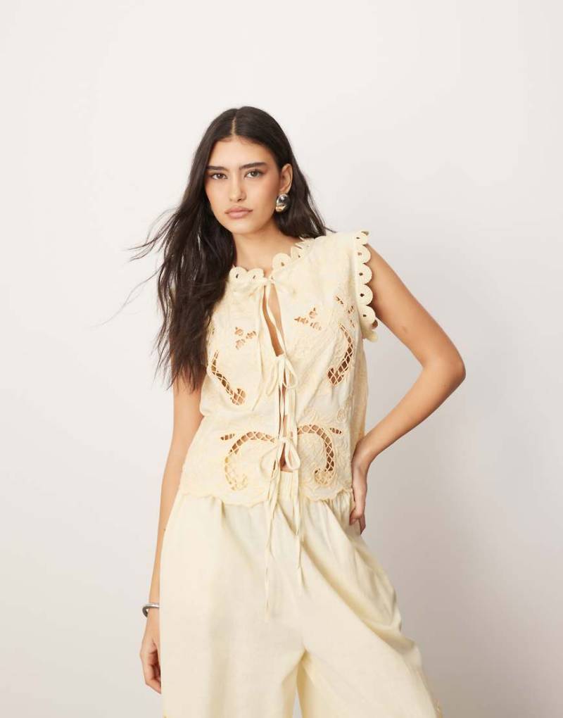 ARRANGE - Oberteil aus Baumwolle in Zitronengelb mit gestickten Zierausschnitten und Bindebändern vorne, Kombiteil von ARRANGE