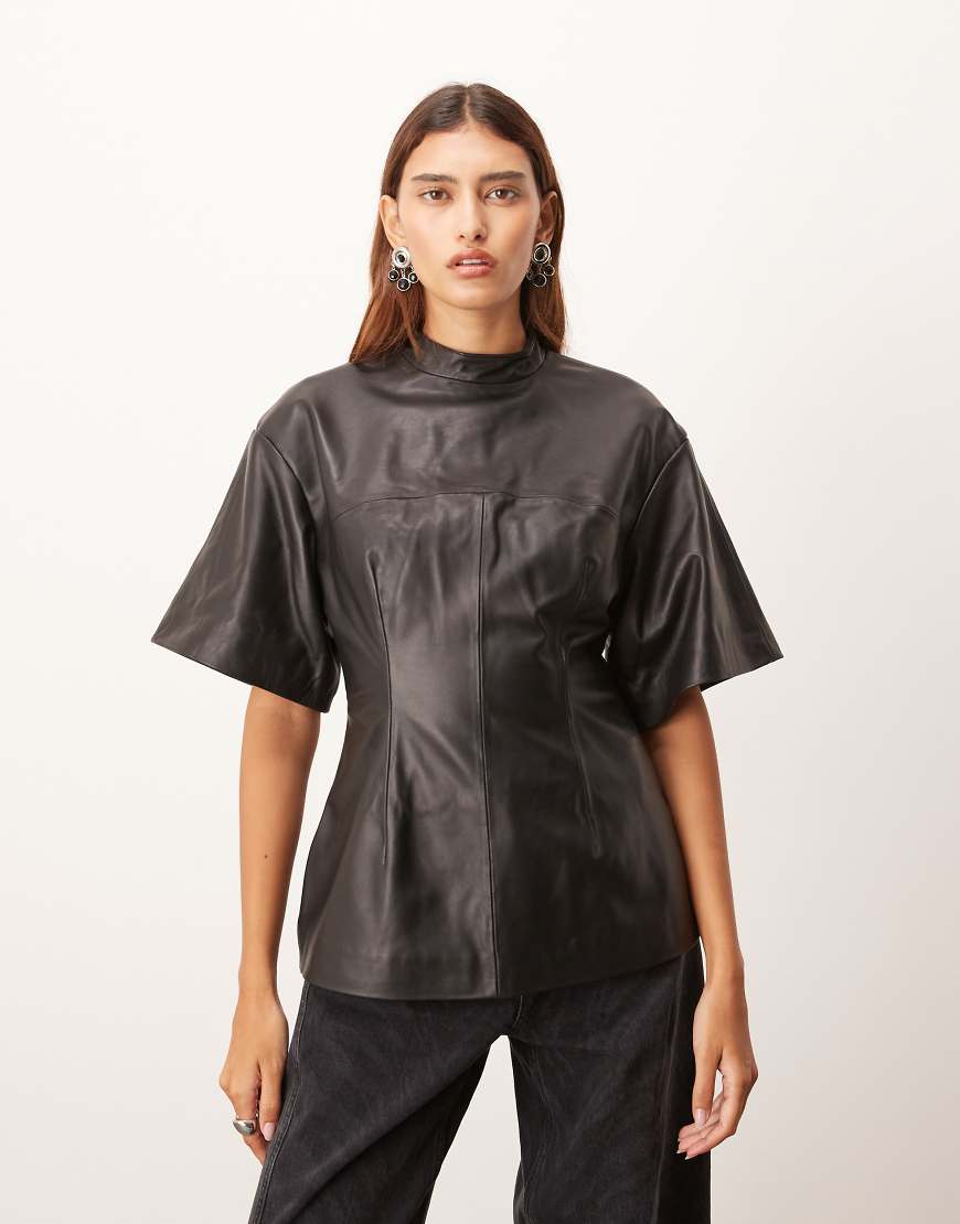 ARRANGE - Oberteil aus weichem Leder in Schwarz mit hohem Ausschnitt und betonter Taille von ARRANGE