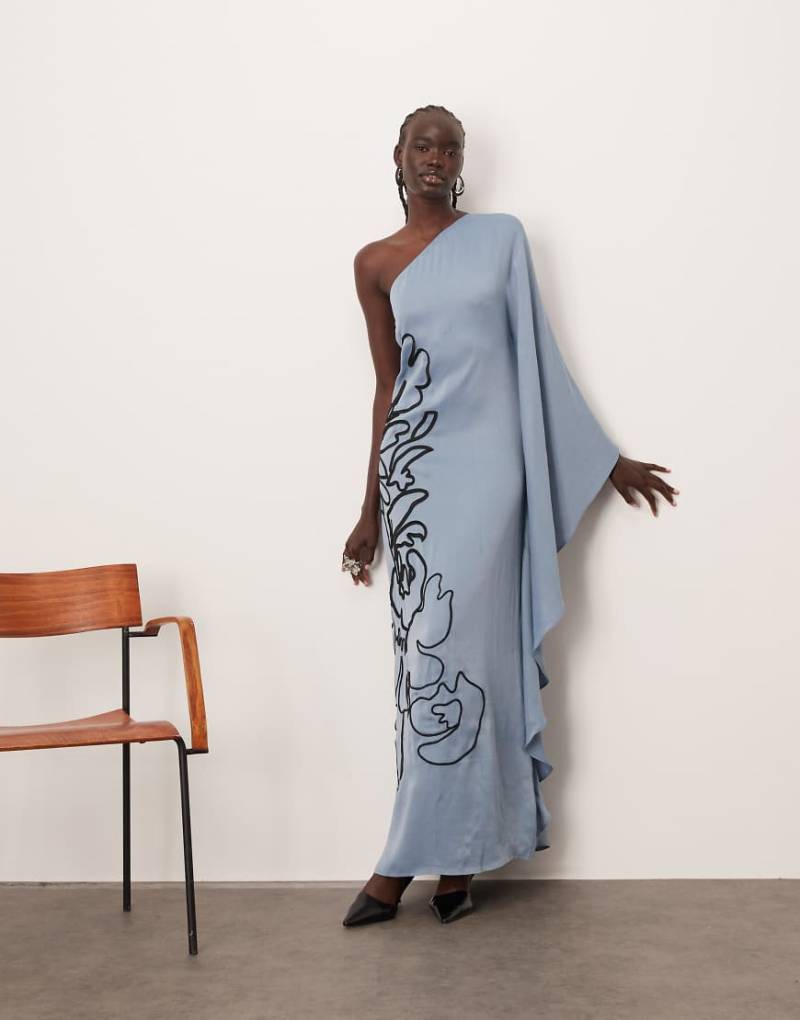 ARRANGE - One-Shoulder-Maxikleid in Blau mit kontrastierender Blumenstickerei von ARRANGE