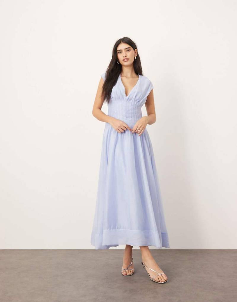 ARRANGE - Organza-Midikleid in Hellblau mit plissierter Taille und Bindebändern hinten ARRANGE - Organza-Midikleid in Hellblau mit plissierter Taille und Bindebändern hinten von ARRANGE