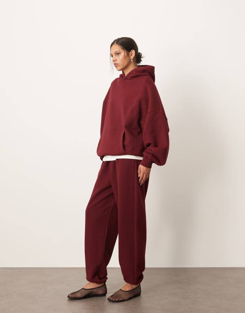ARRANGE - Oversize-Jogginghose aus hochwertigem, schwerem Material in Merlot-Rot mit Bündchen von ARRANGE