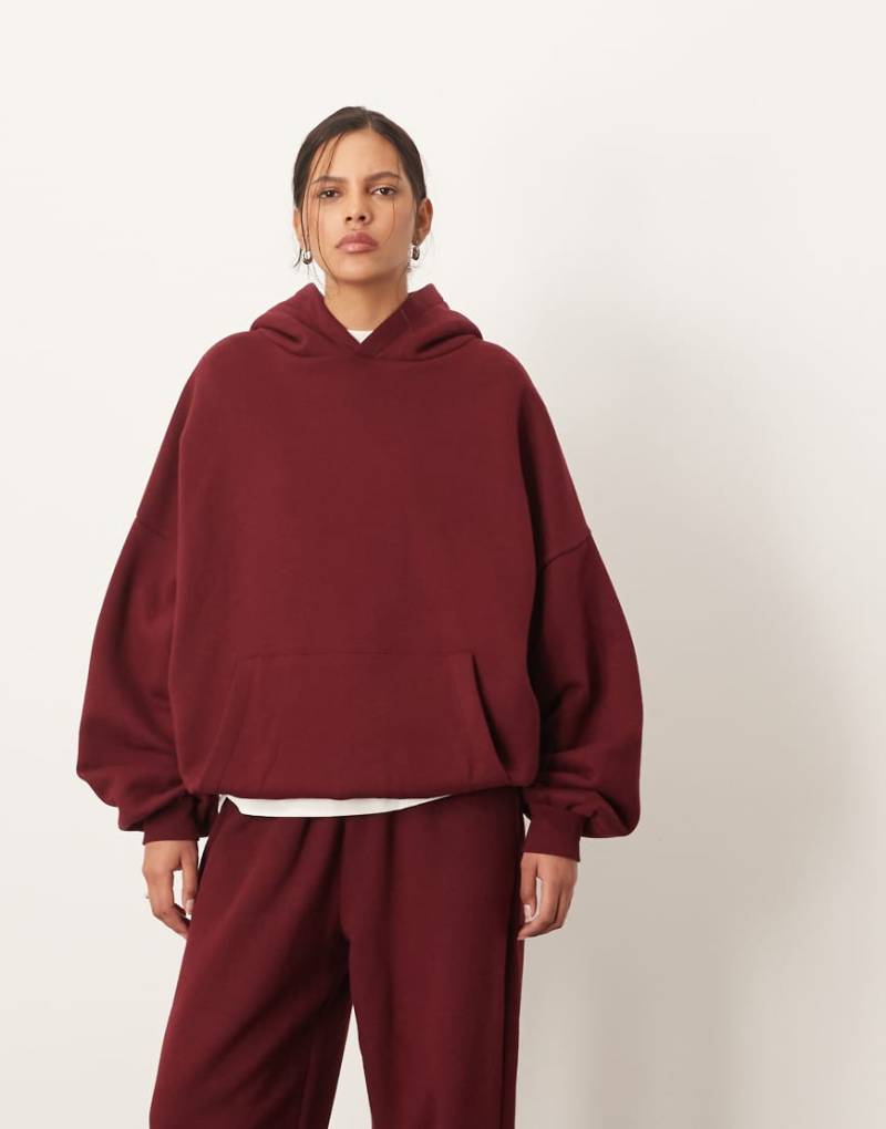 ARRANGE - Oversize-Kapuzenpullover aus hochwertigem, schwerem Material in Merlot-Rot von ARRANGE