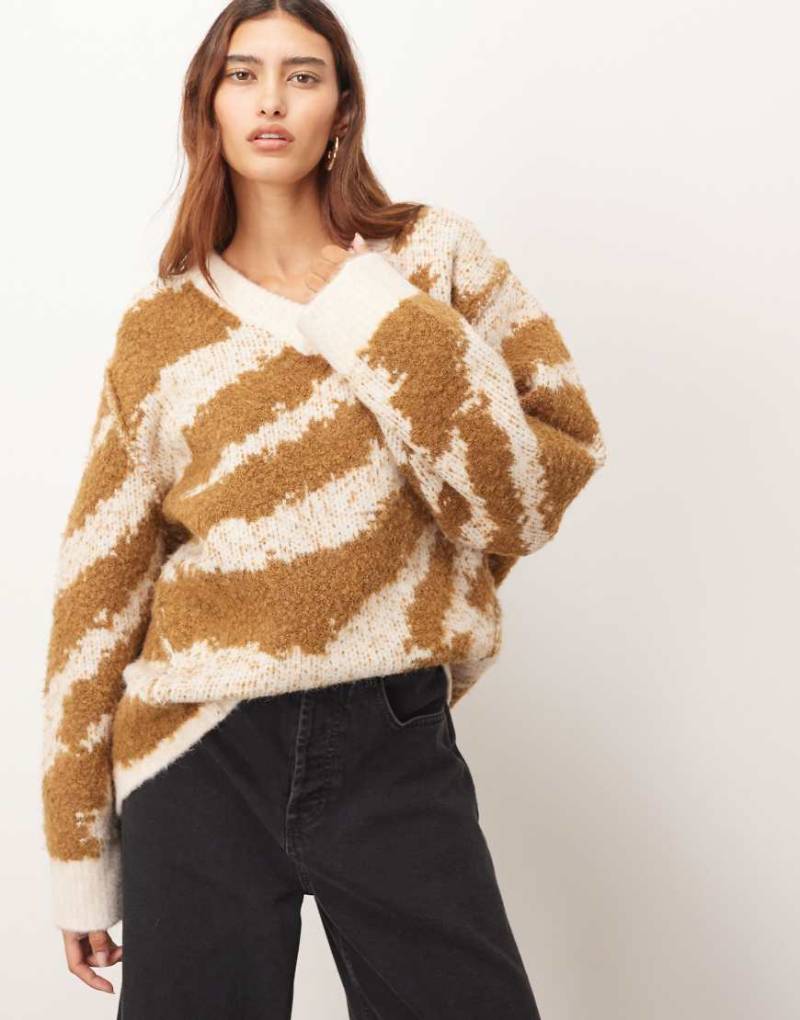 ARRANGE - Oversize-Strickpullover mit V-Ausschnitt, geschwungenem Saum und Tiger-Intarsienmuster in Toffee und Creme-Bunt von ARRANGE
