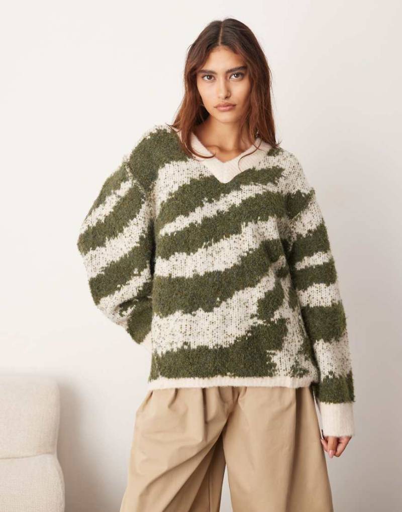 ARRANGE - Oversize-Strickpullover mit V-Ausschnitt, geschwungenem Saum und Tiger-Intarsienmuster in Grün und Creme-Bunt von ARRANGE