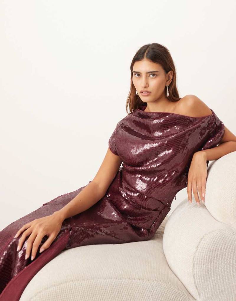 ARRANGE - Pailletten-Maxikleid in Rot mit drapiertem Oberteil und eckig geschnittenem Saum von ARRANGE
