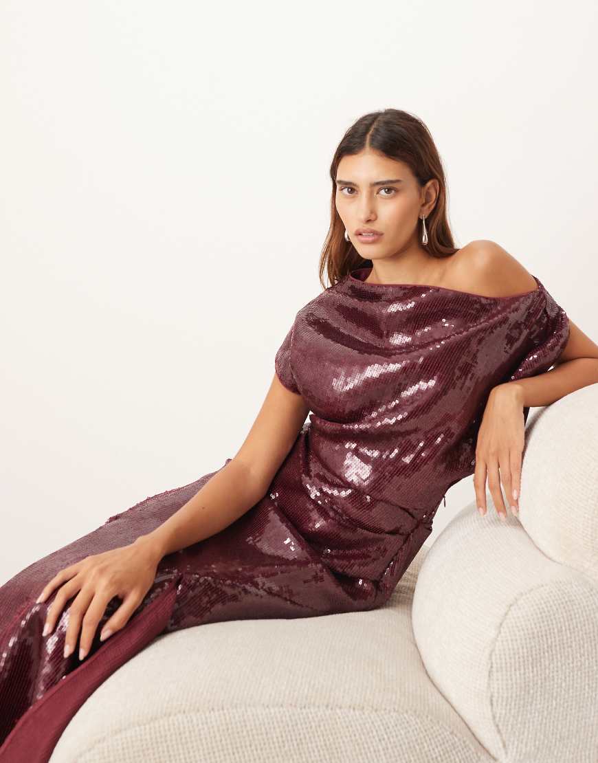 ARRANGE - Pailletten-Maxikleid in Rot mit drapiertem Oberteil und eckig geschnittenem Saum von ARRANGE