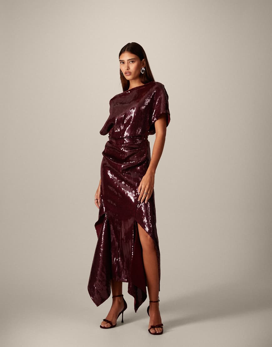 ARRANGE - Pailletten-Maxikleid in Rot mit drapiertem Oberteil und eckig geschnittenem Saum von ARRANGE