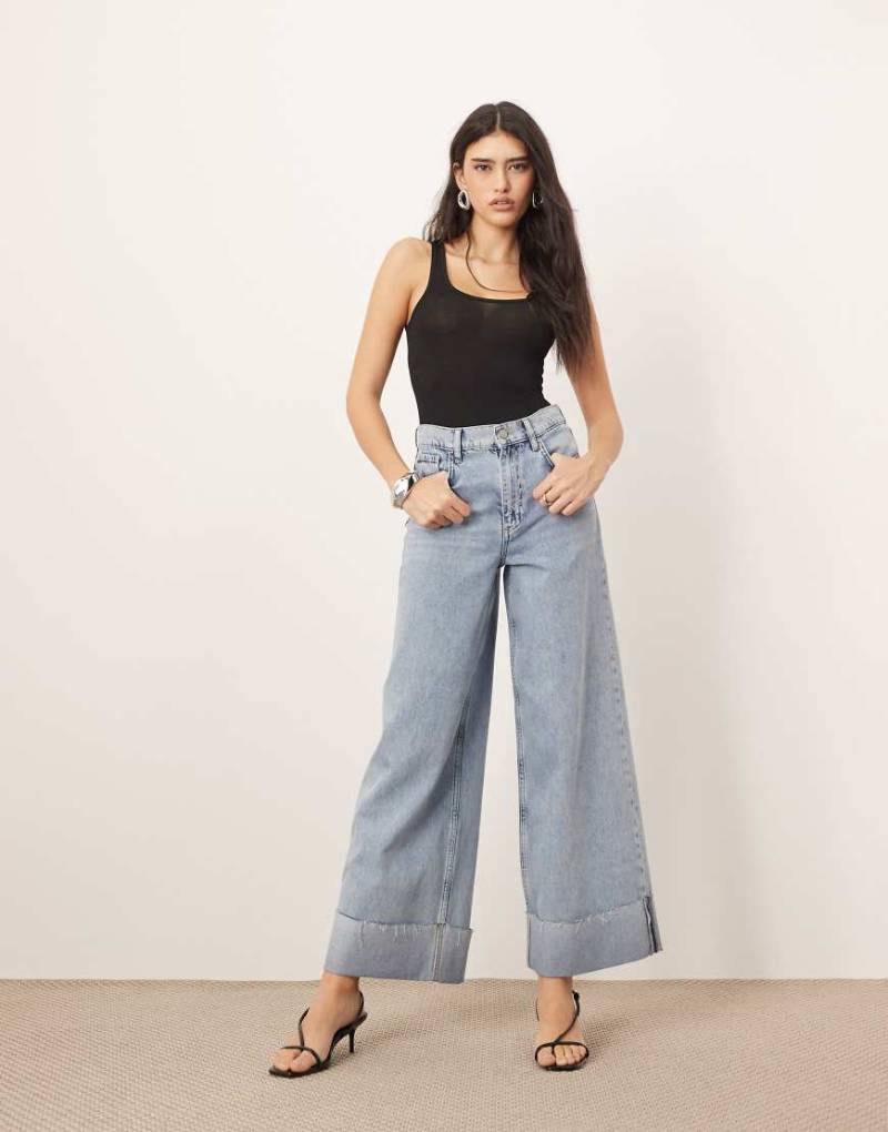 ARRANGE - Parker - Lockere Jeans in hellblauer Waschung mit hohem Bund und Umschlag-Bunt von ARRANGE