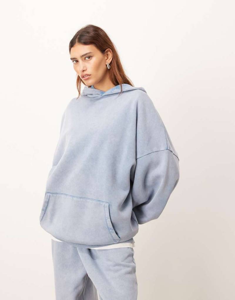 ARRANGE - Premium - Kapuzenpullover in zartem Blau mit Acid-Waschung von ARRANGE