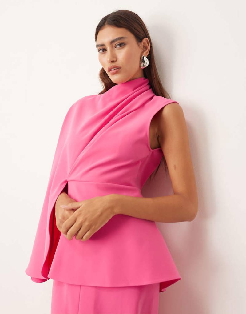 ARRANGE - Premium - Midikleid aus schwerem Crêpe in Rosa mit asymmetrischer Ärmel-Drapierung von ARRANGE