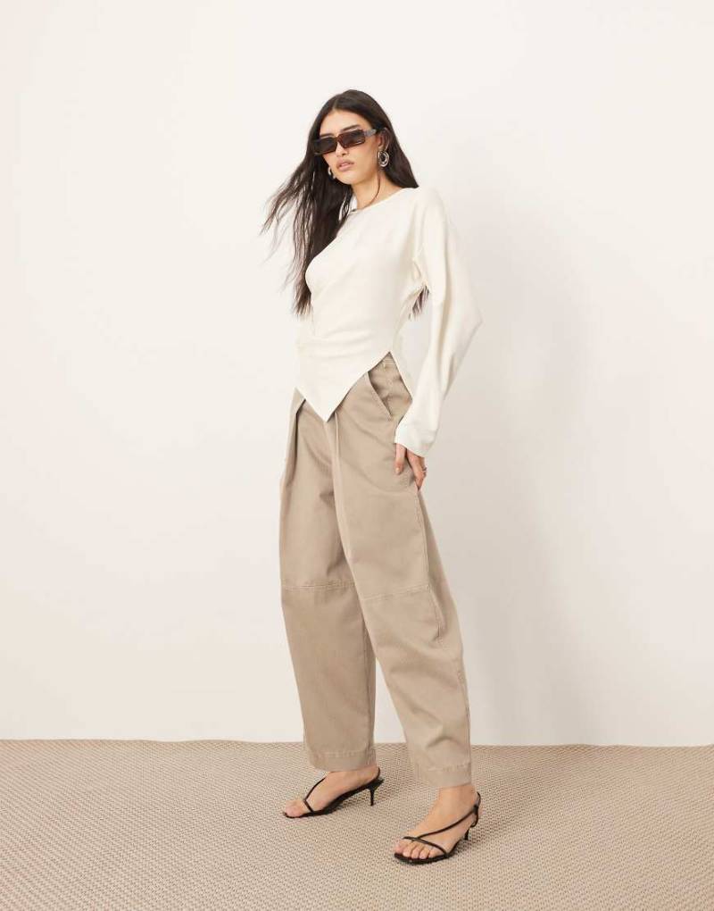 ARRANGE - Remi - Lässige Barrel-Leg-Hose aus Twill in Mokka-Braun von ARRANGE