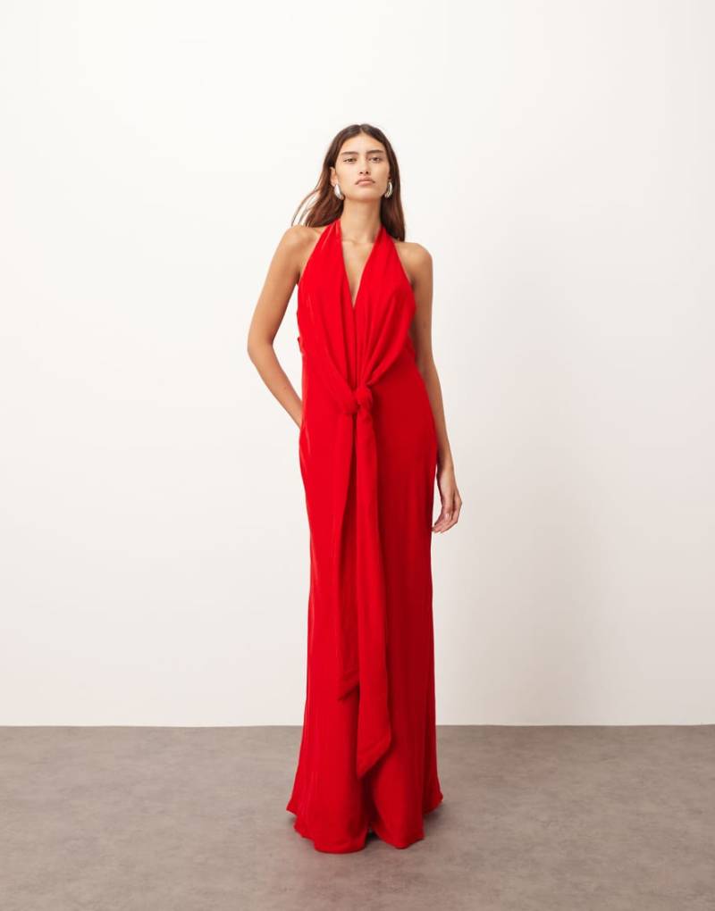 ARRANGE - Samt-Maxikleid in Rot mit Neckholder, Bindedetail und tiefem Ausschnitt von ARRANGE