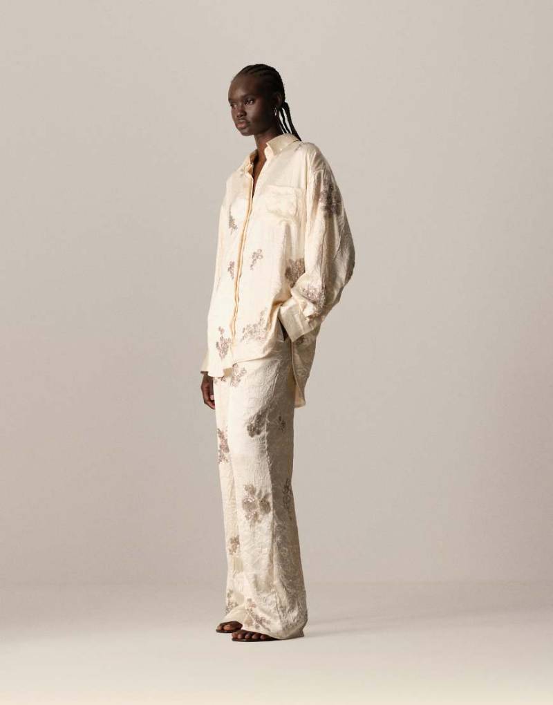 ARRANGE - Satin-Hemdbluse in Creme mit Blumenverzierung und Knitterstruktur, Kombiteil-Rosa von ARRANGE