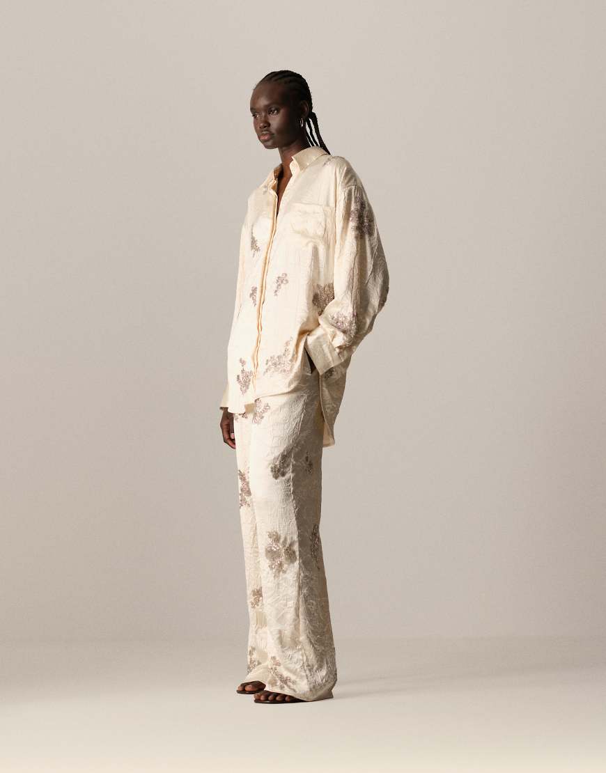 ARRANGE - Satin-Hemdbluse in Creme mit Blumenverzierung und Knitterstruktur, Kombiteil-Rosa von ARRANGE