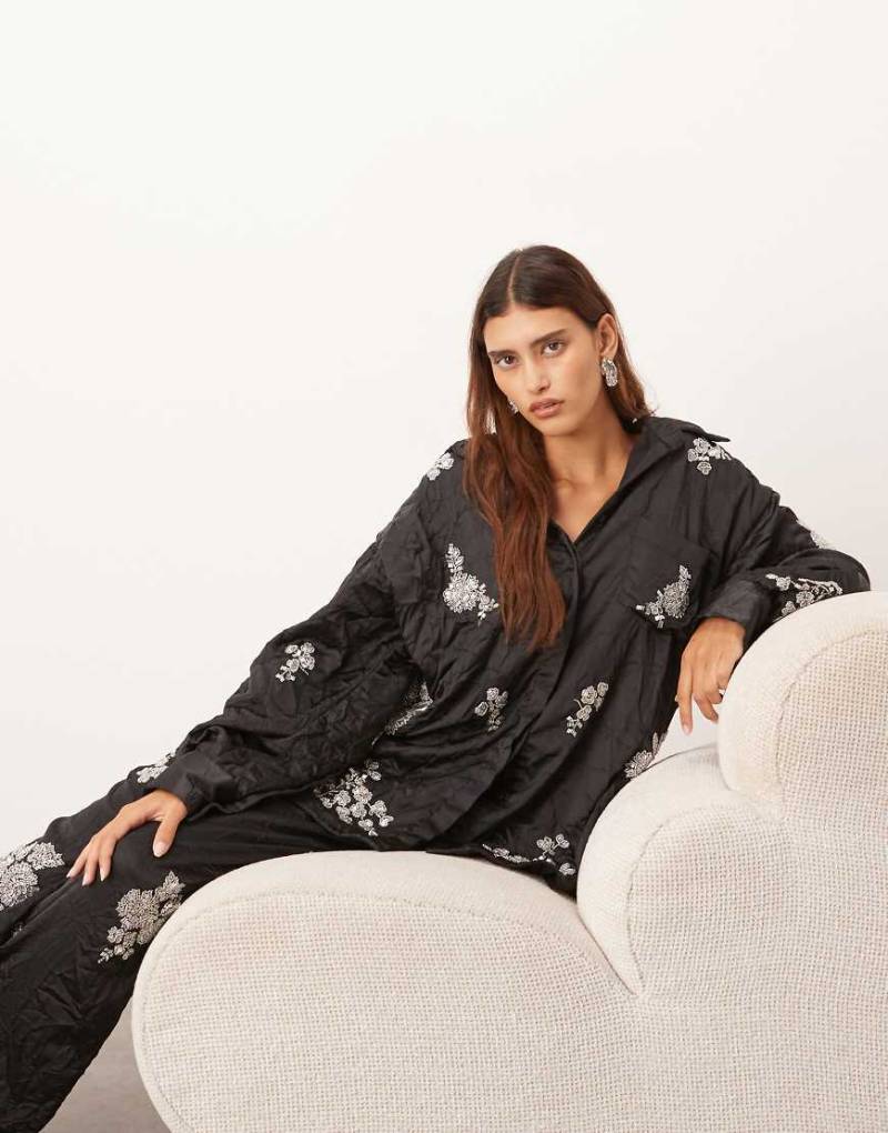 ARRANGE - Satin-Hemdbluse in Schwarz mit Blumenverzierung und Knitterstruktur, Kombiteil von ARRANGE